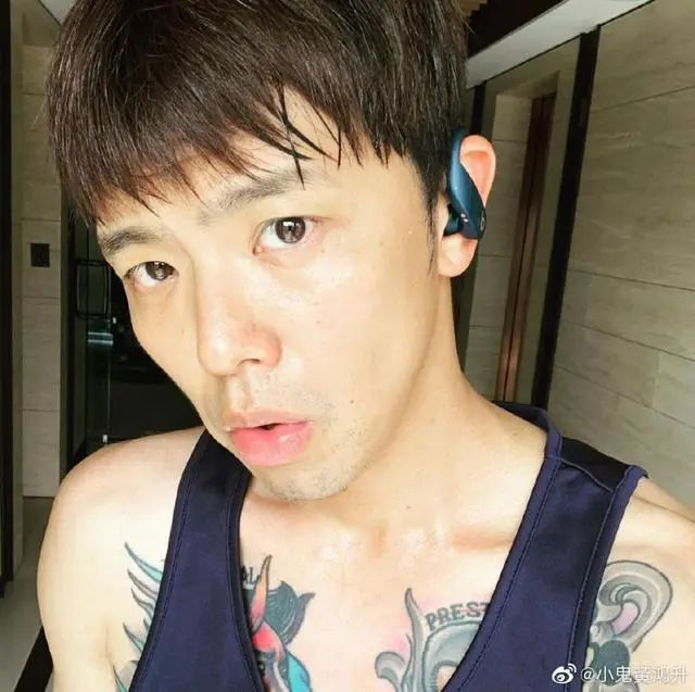 2020年9月16日 著名藝人黃鴻升(小鬼),疑似因在家中洗澡滑倒而不幸去世,得年僅有36歲。