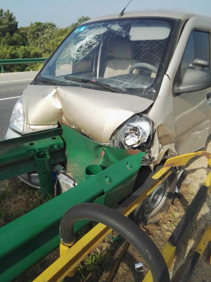 011 防滑施工途中慘遭車禍,陪伴我六年的施工車徹底報廢