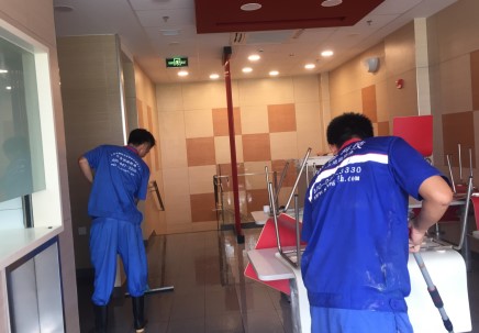 021 世卿成功獲上海老字號振鼎雞與泰煌雞120余家門店的地面防滑項目